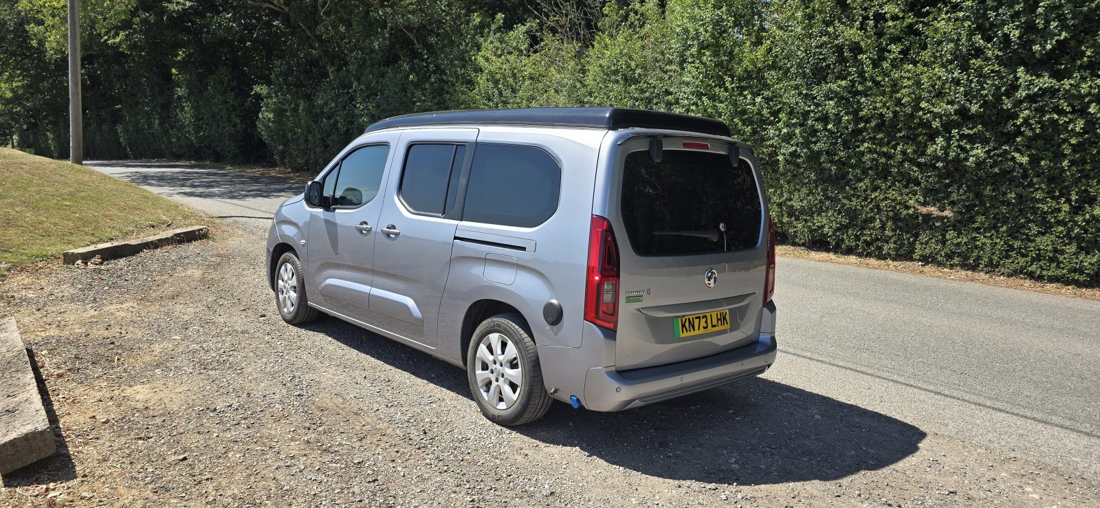 Vikenze III-e XL interior layout with bed and cooking area